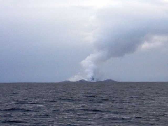 Amazing Underwater Volcano Eruption (14 pics)