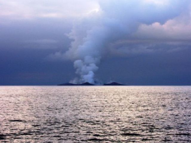 Amazing Underwater Volcano Eruption (14 pics)