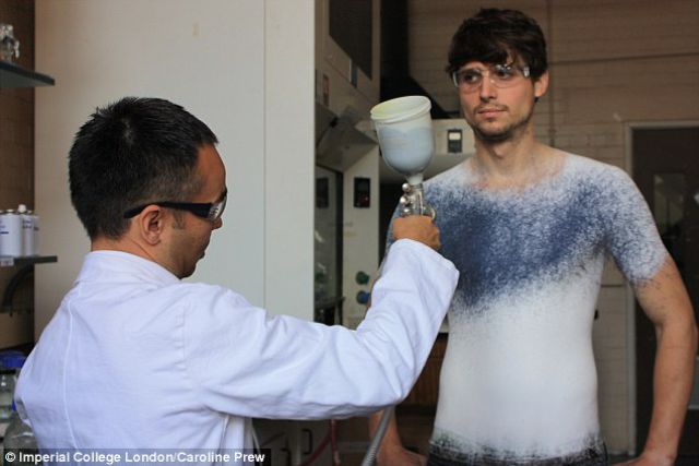 Creating Shirts That Fit You Perfectly with a Spray Can! (5 pics)