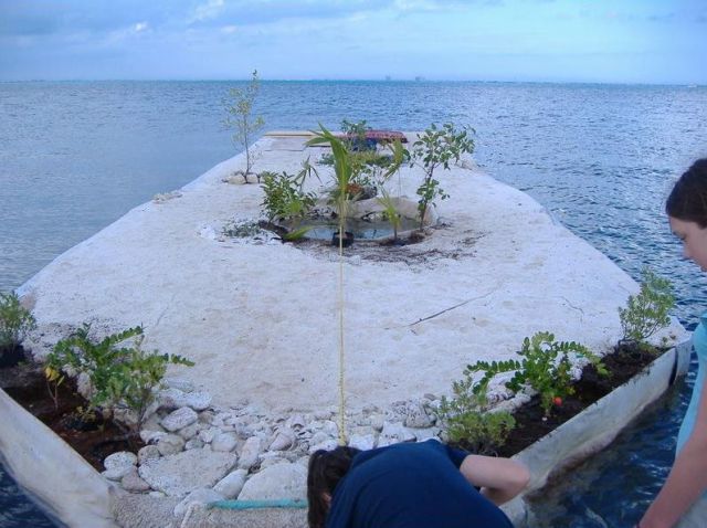 Spiral Island II: a Fantastic Floating Plastic Bottle Island (34 pics ...