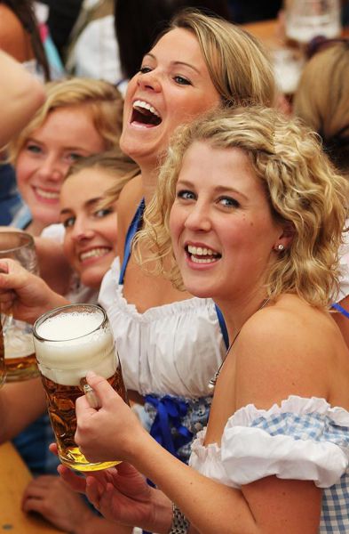 Let The Beer Flow During Oktoberfest (25 pics)