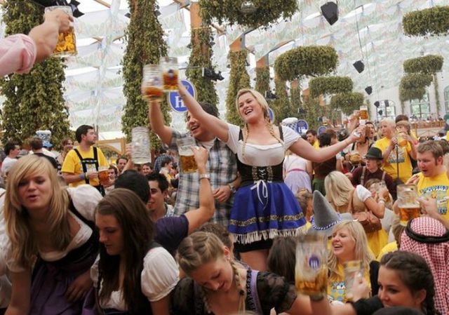 Let The Beer Flow During Oktoberfest (25 pics)