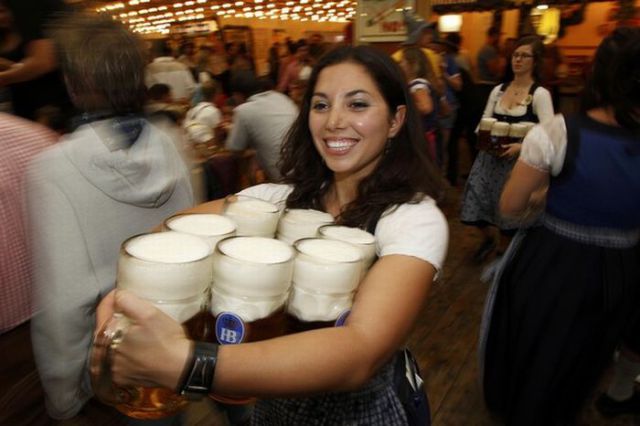 Let The Beer Flow During Oktoberfest (25 pics)