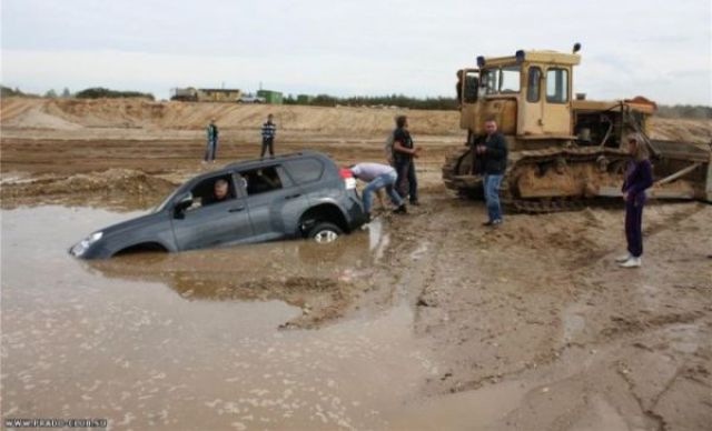 Jeep in a Trap (7 pics)