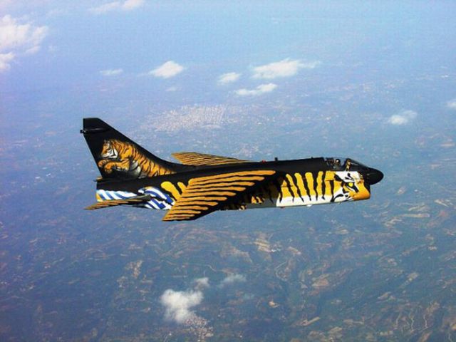 Amazing Aircraft Nose Graffiti (19 pics)