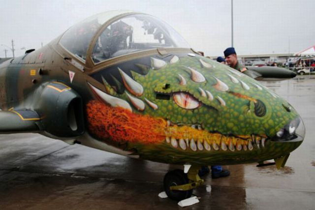 Amazing Aircraft Nose Graffiti (19 pics)