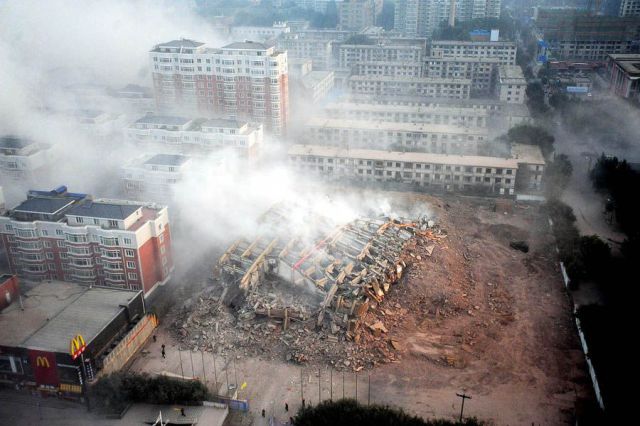 Building Demolition in China (7 pics)