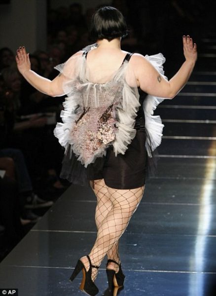 A Plus-sized Model at Paris Fashion Week (7 pics)