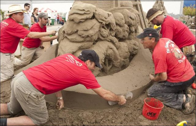 Amazing Sand Sculptures 2010 (31 pics)