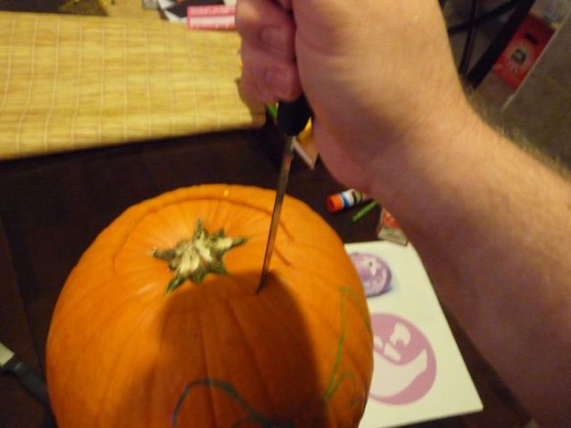 Carving a Cannibalistic Pumpkin (34 pics)