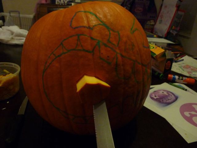 Carving a Cannibalistic Pumpkin (34 pics)