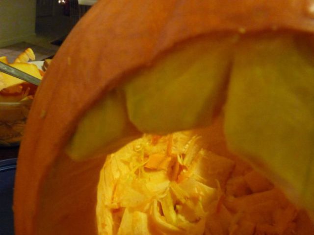 Carving a Cannibalistic Pumpkin (34 pics)