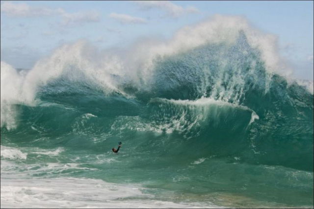 He Who Takes Pictures of the Huge Waves (4 pics)