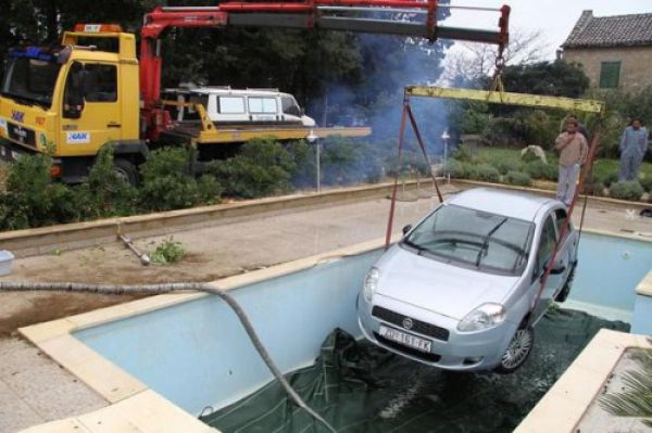 The Wrong Way to Park a Car (11 pics)
