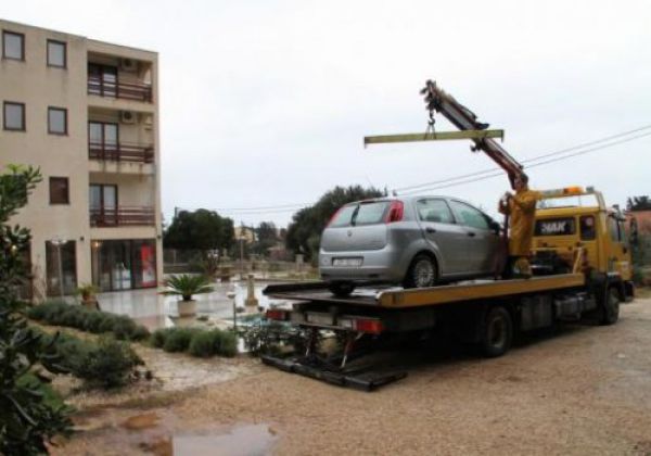 The Wrong Way to Park a Car (11 pics)