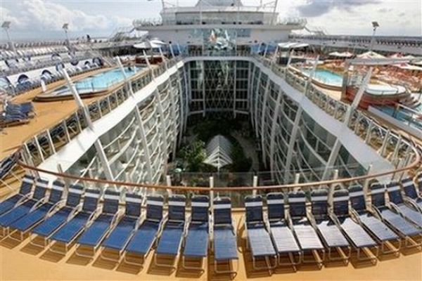 Giant Cruise Ship "Allure of the Seas" (23 pics)
