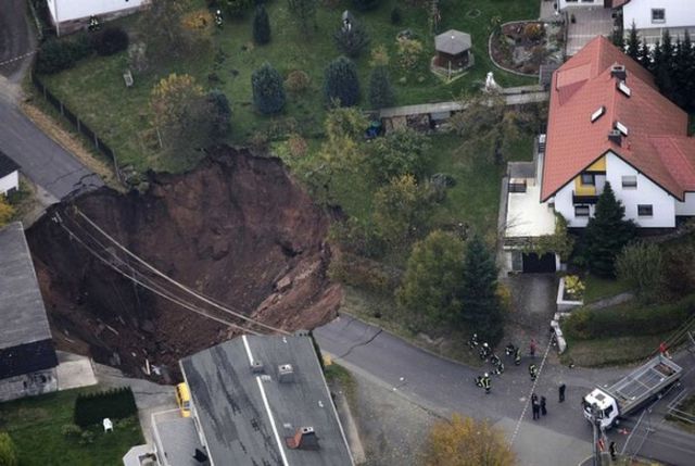 Horrific Landslide (12 pics)