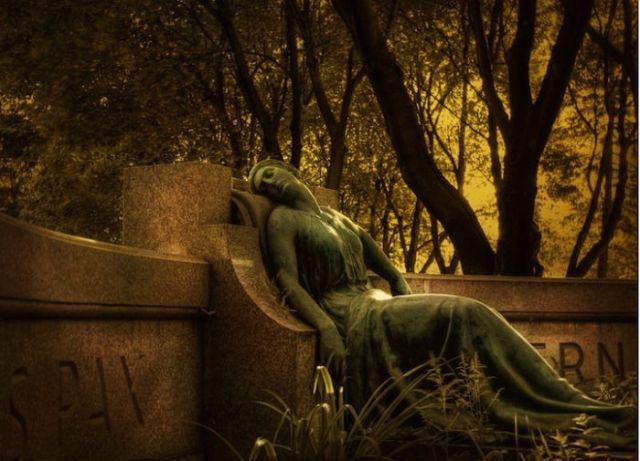 Amazing Sculptures in a Cemetery (20 pics)
