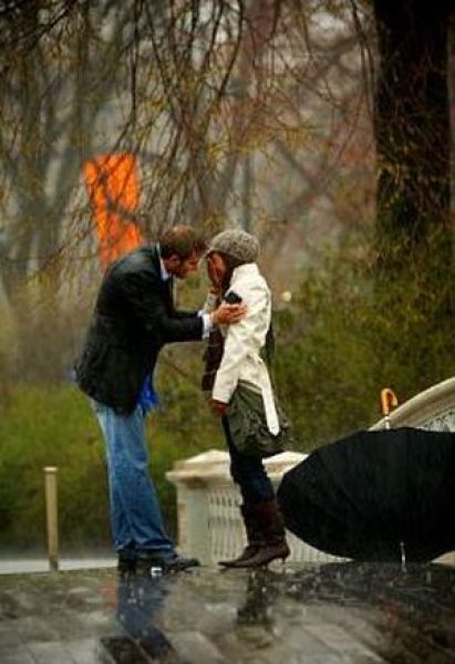 Romantic Proposal in the Rain (9 pics)