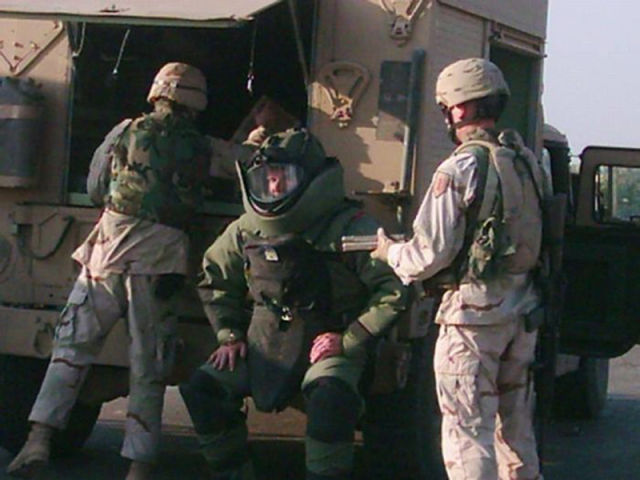 US Bomb Squad In the Heat of Battle