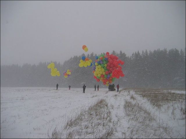 A Cluster of Toy Balloons Takes Russian to a World Record