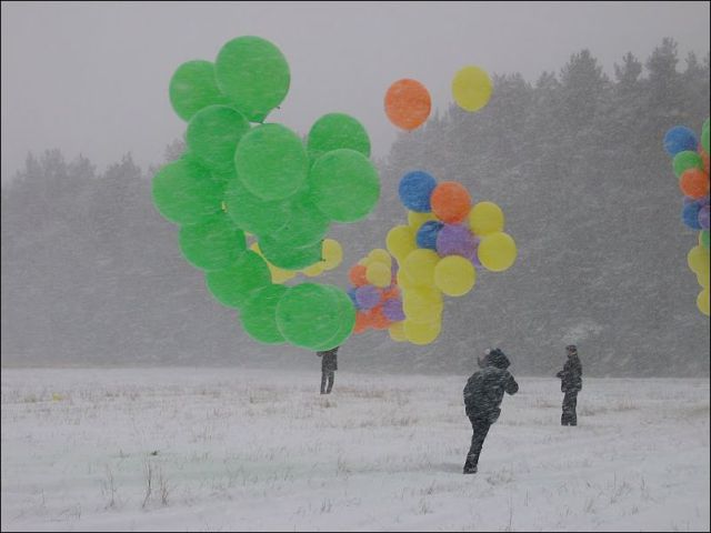 A Cluster of Toy Balloons Takes Russian to a World Record