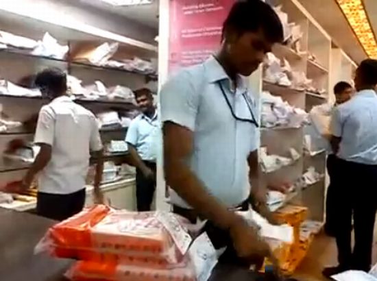 Supermarket Bag Guy with Mad Skills [VIDEO]