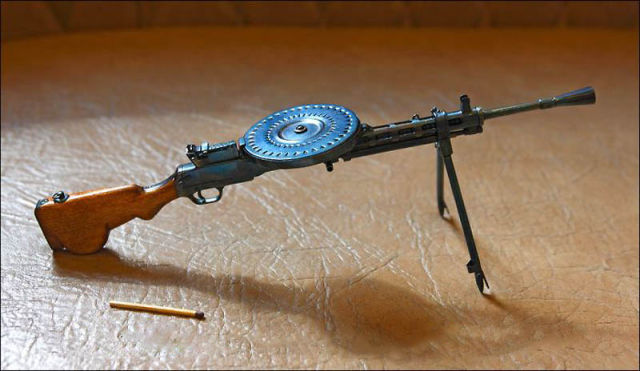 Impressively Detailed Miniature Weapons
