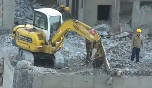 Crazy Chinese Construction Workers
