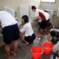 japanese_school_children_wash_toilets_barehanded_SH2UU_200_06.jpg