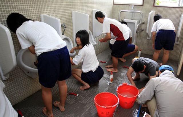 japanese school children cleaning