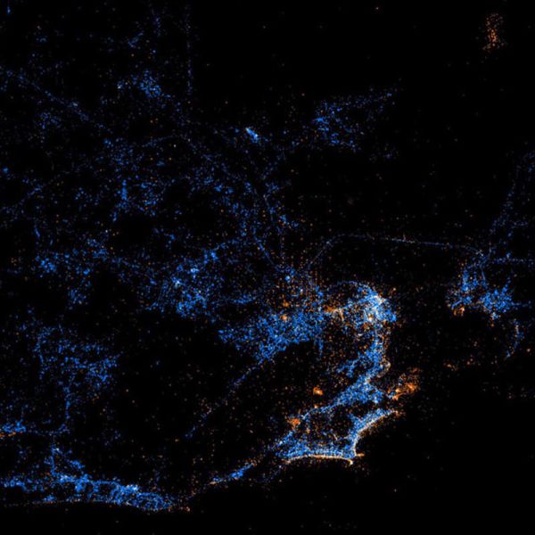 Flickr and Twitter Maps Activity around the Globe