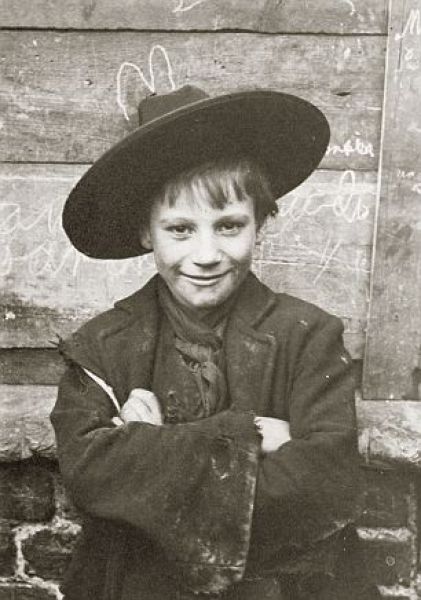 Stark 100-Year-Old Photos of Destitute East End Children