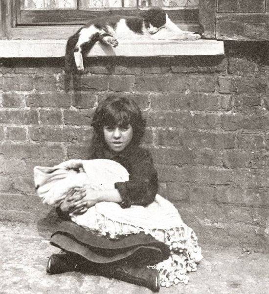 Stark 100-Year-Old Photos of Destitute East End Children