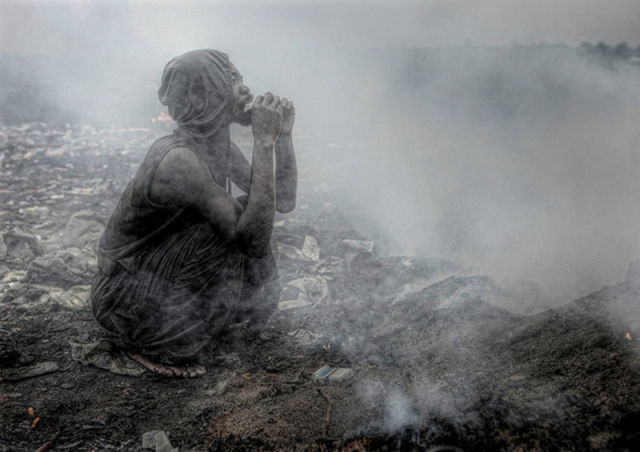 Stark Photos of Mozambique Trash Dump