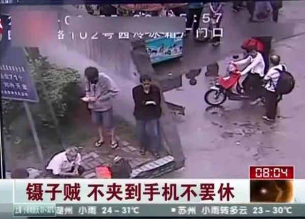 In China, Thieves Steal Wallets with Chopsticks! [VIDEO]