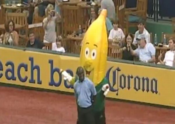 Awesome Security Guard’s Gonna Teach Banana Mascot a Lesson [VIDEO]