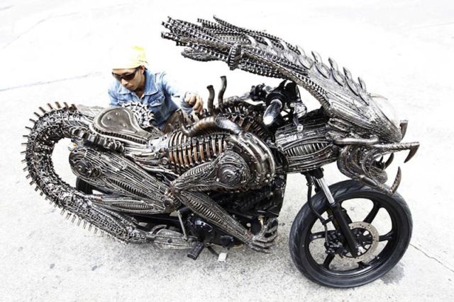 Awesome Motorcycle Inspired by Alien and Predator
