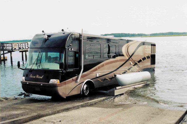 An Amazingly Luxurious Coach That Converts into a Yacht An Amazingly Luxurious Coach That Converts into a Yacht