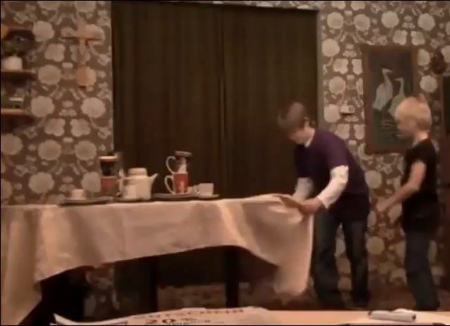 Hilarious Children Tablecloth Trick Failure [VIDEO]