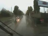 Why It’s Dangerous to Overtake a Semi-Truck in Heavy Rain