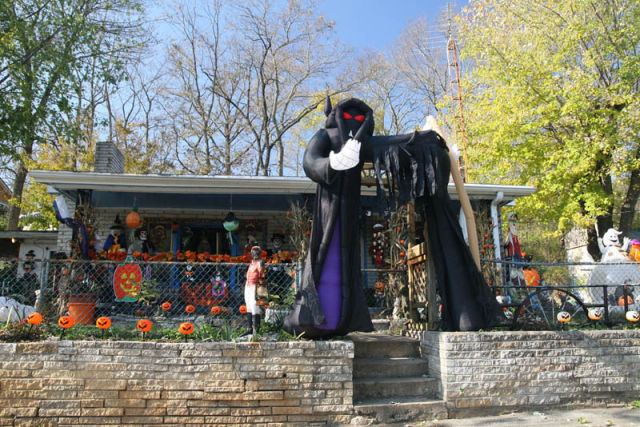 The Best Front Yard Decorations for Halloween