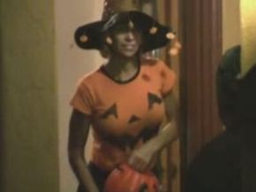 Awesome Halloween Fake ‘Trick or Treater’ Prank