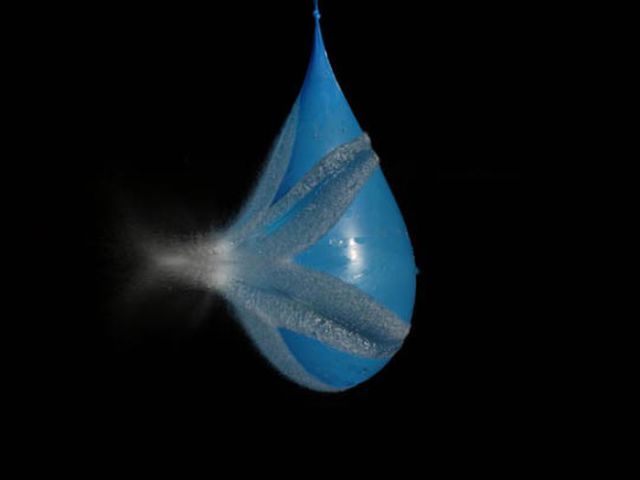 astonishing_slow_motion_water_balloon_explosion_pics_640_30.jpg