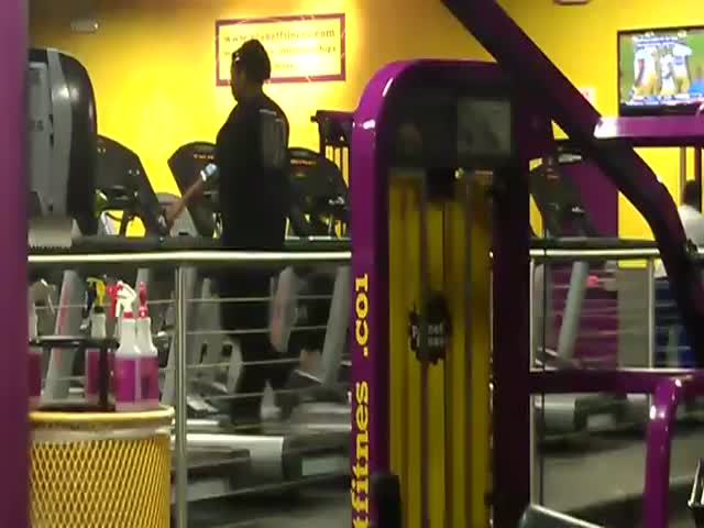 Girl Totally Owns the Treadmill. She Got the Skills, Yeah! 