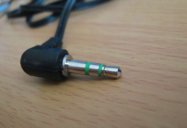 How to Make Wireless Headphones With Built-In Player