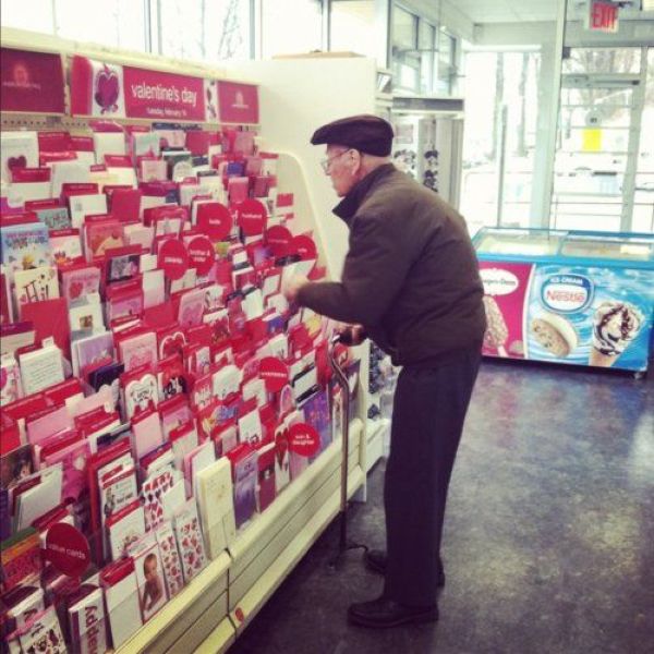Señor compra una postal de San Valentín