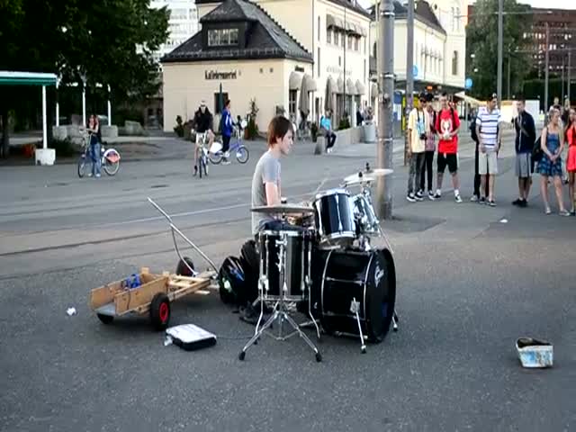Awesome Norwegian Street Drummer 