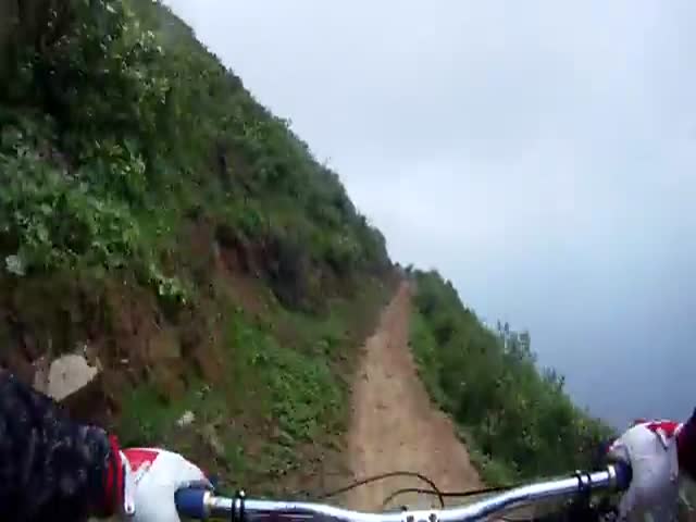 OMG. Most Insane Mountain Bike Ride Ever 