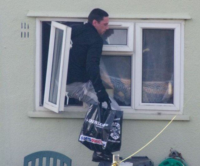 Burglar Is Caught Red Handed By A Vigilant Photographer 7 Pics